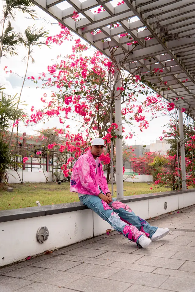 A post by @iamfredeerick on TikTok caption: Quiero que sepas que tu eres la persona que decides como los demás te tratan... si toleras las faltas de respeto; infidelidades; mensajes hirientes y que te minimicen le estas dandole a entender a esa persona que eso es aceptable. Si lo permites y no pones tus limites; TODO LO QUE TOLERAS ES TU CULPA. Preguntate: esto es lo que quiero seguir aceptando? Esto es lo que merezco? Lo que toleras hoy; mañana se convierte es una norma. Y lo que se permite; se repite. Aprende a vivir contigo y tratate como tratas a los demás 💐♥️