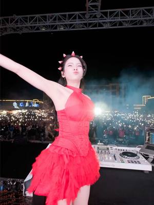 A post by @djmievn on TikTok caption: Đi diễn mà bị liệu tính mời khán giả Thái Nguyên ăn cơm #djmie 