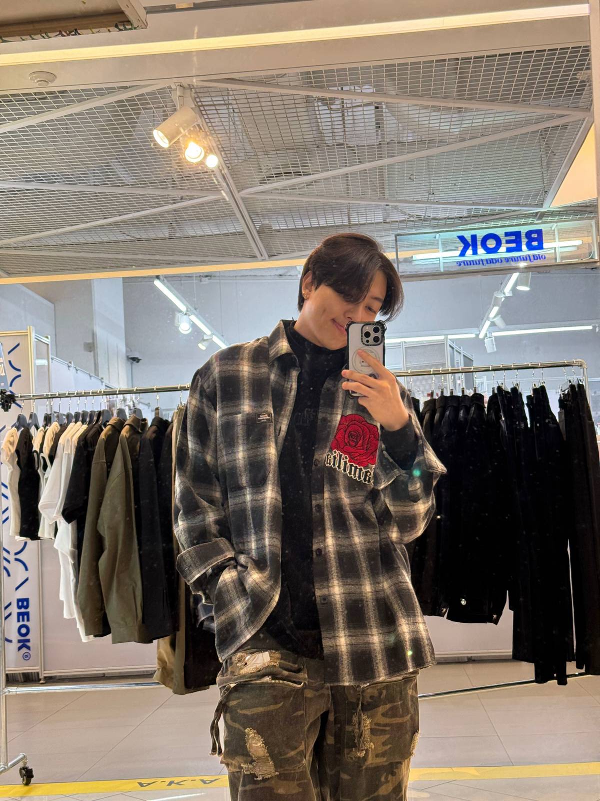 A post by @_master_choi_ on TikTok caption: 오늘은 뭉 팝업이 마지막 이라 저도 다녀왔어요🙌🏻 최애 브랜드 중 하나인 mwoong 은 스트릿한 브랜드인데요. 다른 옷들도 물어보신 분들이 정말 많았어요!! 봄맞이로 딱 좋은 옷을 발견해서 하나 더 업어왔습니다😌 곧 태권크리와 함께 어마어마한 소식을 들고올 예정입니다! 여러분의 많은 관심과 사랑이 필요해요🥺 조망간 좋은 소식으로 찾아올게요! 🎉🎉🎉🎉🎉