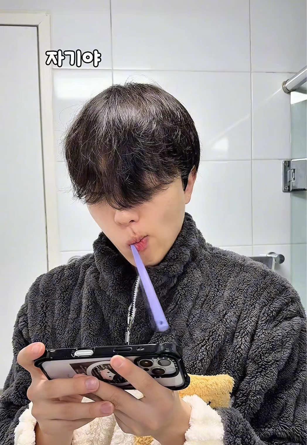 A post by @_master_choi_ on TikTok caption: #광고  핸드폰 뺏긴 썰 푼다.. 마을 키우고, 덱 짜고, 자유롭게 행군하면서 실시간 전투까지🔥 무장 교체도 무손실에다가 1190회 뽑기 혜택까지 있다고..? 학창시절 공부할땐 재미 없었는데 어쩌면 나 삼국지 좋아했을지도,,?? #삼국지전란 #전략게임 #SLG #모바일게임 #삼국지게임 #삼국지 #게임추천 #fyp #일상 