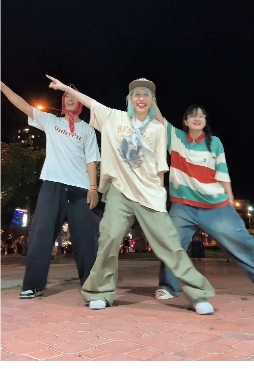 A post by @hauhoang on TikTok caption: Nếu mà xem bài này thấy zui thì cừi đi hahaha 🌻 @Lâm Tâm Châm @Weng 🦦 ~ #hauhoang 