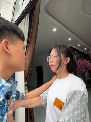 A post by @datdo0803 on TikTok caption: Vợ tôi đuổi tôi ra khỏi nhà chỉ vì...#suatam #lilystar 