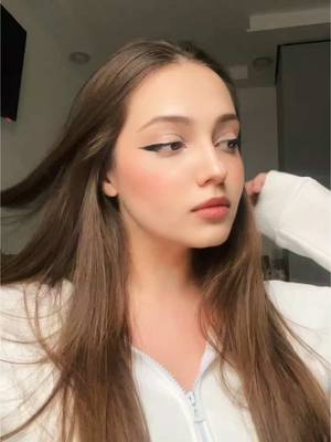 A post by @evelinaavaa on TikTok caption: йа думала пикми..