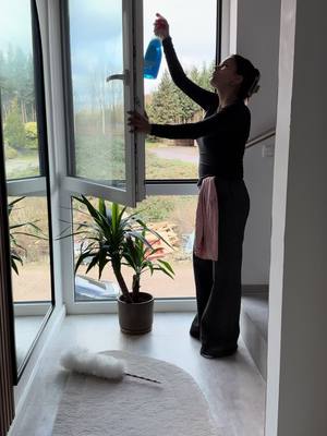 A post by @louisa_masciullo on TikTok caption: Anzeige | Dachte ich hätte ihn erwischt aber er schaut sich wirklich nur die unschlagbaren Angebote bei @vodafone_de an! 😍 #vodafone #frühjahrsputz