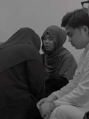 A post by @sbhdee_ on TikTok caption: Sungkeman yang paling di tunggu di setiap lebaran🥰