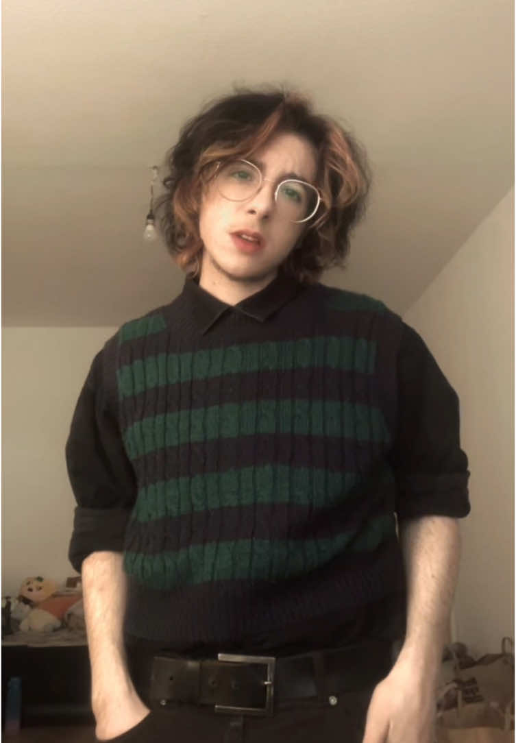A post by @insearchofselflove on TikTok caption: Accidentally did a loop? Maybe, also new apartment :) I wait only for the WiFi :,) 