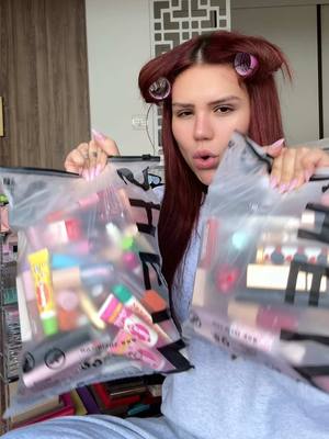 A post by @vivi on TikTok caption: Organizando TODAS minhas makes parte final! Querem tour? 