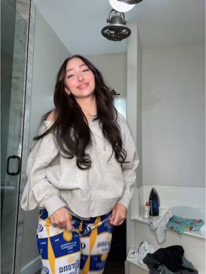A post by @ivycakeee on TikTok caption: shake what your mama gave you !! #fyp
