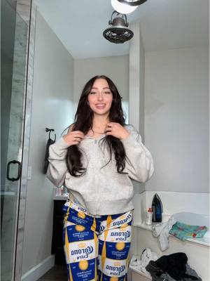 A post by @ivycakeee on TikTok caption: here kitty kitty !!