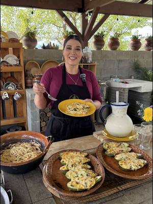 A post by @anaraquelhz on TikTok caption: Calabacitas rellenas de chile poblano, elote, crema, y queso acompañadas de un rico espagueti blanco!😋😋🪵🔥❤️#parati #fyp #recetadecuaresma #cocinandoconraquel 
