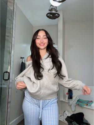 A post by @ivyball0 on TikTok caption: shake what your mama gave you !! #fyp
