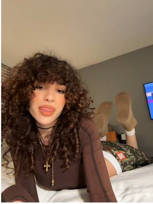 A post by @2raixx on TikTok caption: como no ?💋 || #fy #fyp #wlw 