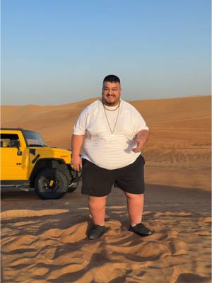 A post by @yasincengiz38 on TikTok caption: SİZCE ARABAMI BÜYÜK BEN Mİ 😜😜😜 #dubai #çöl #dubai🇦🇪 #skibidichallenge #dansshow #yasincengiz #yasindance #göbekshow #bygöbekshow #dans #dance #almanyadakitürkler #göbeksallayanadam #skibidopdopdopdop #eniyirestaurant #turkiyem #bestrestaurants 
