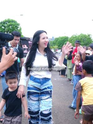 A post by @louissescarlettfamily on TikTok caption: Berbagi Dan Berlomba berbuat kebaikkan #JelajahRamadan #LouisseScarlettFamily #LouisseScarlett #Fyp #Goviral #MamiGlowingIndonesia #LoewyAxell #LondonLuckieTwins #LondonKingston #LouisseBerbagi 