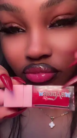 A post by @khloesgram on TikTok caption: Pinky pinky💕 @🦋BADDIE’S_WURLD🦋 #khloes_gram 