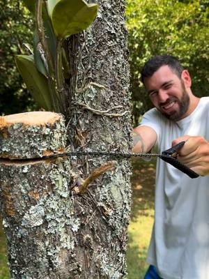 A post by @eusoubarone on TikTok caption: Essa serra de corda parece uma CORRENTE de bike e DESTROÇA qualquer madeira! 🪚🚴‍♂️ 🔗 Link do produto na BIO 👉 @eusoubarone (produto 1377 serra de bolso portátil)