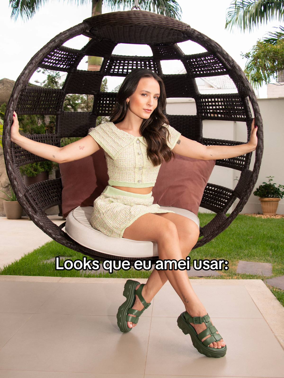 A post by @larissamanoela on TikTok caption: Meus favoritos do último mês com @Melissa Oficial ✨ 