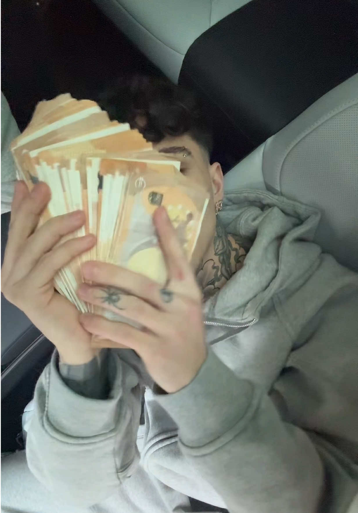 A post by @nikysavage on TikTok caption: Mentre sei a casa che digiti 😆