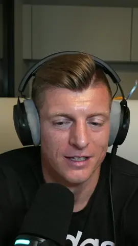 A post by @toni.kr8s on TikTok caption: Sendehinweis 🚨 Ab heute Nacht ist Luppen in Originalbesetzung zurück und  ich bin wieder regelmäßig bei @felixkroos23 zu Gast 😉 