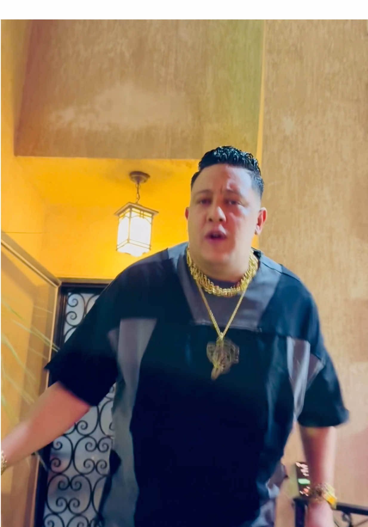 A post by @hamobika on TikTok caption: في هجومي اكشنجي بفنش 🦅👌 #حمو_بيكا #اسلام_كابونجا 
