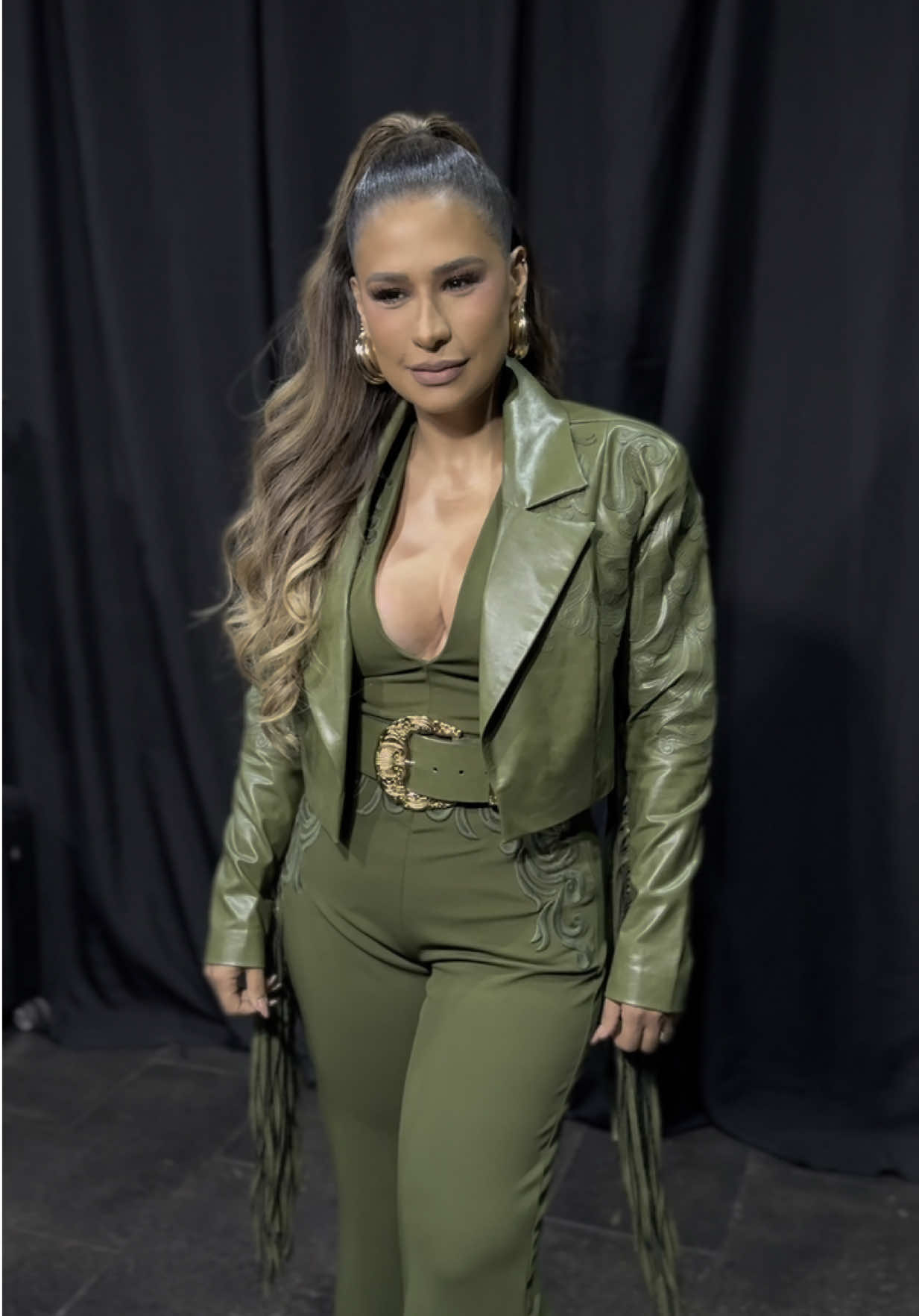 A post by @simoneses on TikTok caption: Sua saudade proibida 🔥
