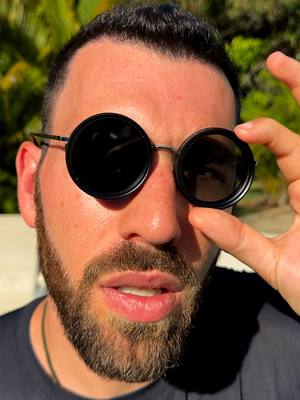 A post by @eusoubarone on TikTok caption: Esse óculos do Harry Potter FOTÓGRAFO modifica a cor da lente em uma ROLADA! 🕶️📸 🔗 Link do produto na BIO 👉 @eusoubarone (produto 1379 óculos do harry potter)