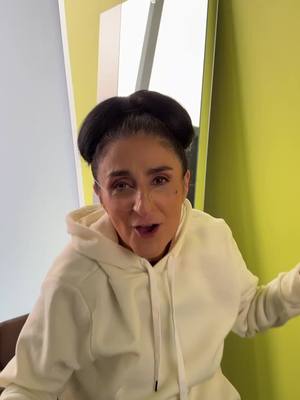 A post by @barbaratorresmx on TikTok caption: Me tuve que peinar y me puse nerviosa en el primer día de Máster Chef