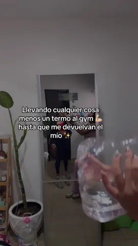 A post by @arii_klaus on TikTok caption: Mañana empiezo mi protesta en llevar cualquier cosa menos un Termo al gym hasta que me devuelvan uno que preste!  Cuantos días creen que tarden en regresarmelo?    Denme ideas de qué se les ocurre que pueda llevar?  Mañana llevo mi garrafón 🥴😂 #humor #gym #gymtok #fyp #tik_tok 