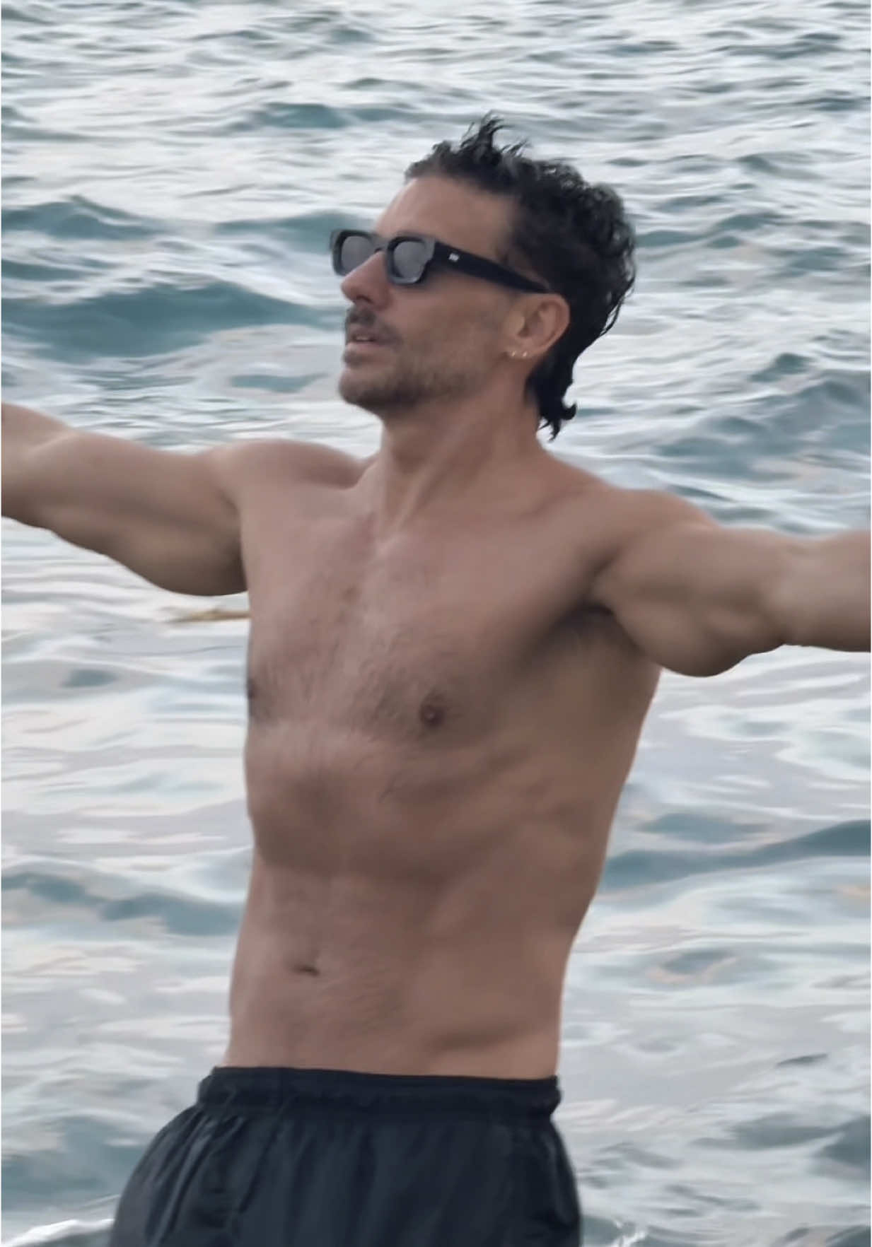 A post by @erickeliasoficial on TikTok caption: 🌊 miami 🌊