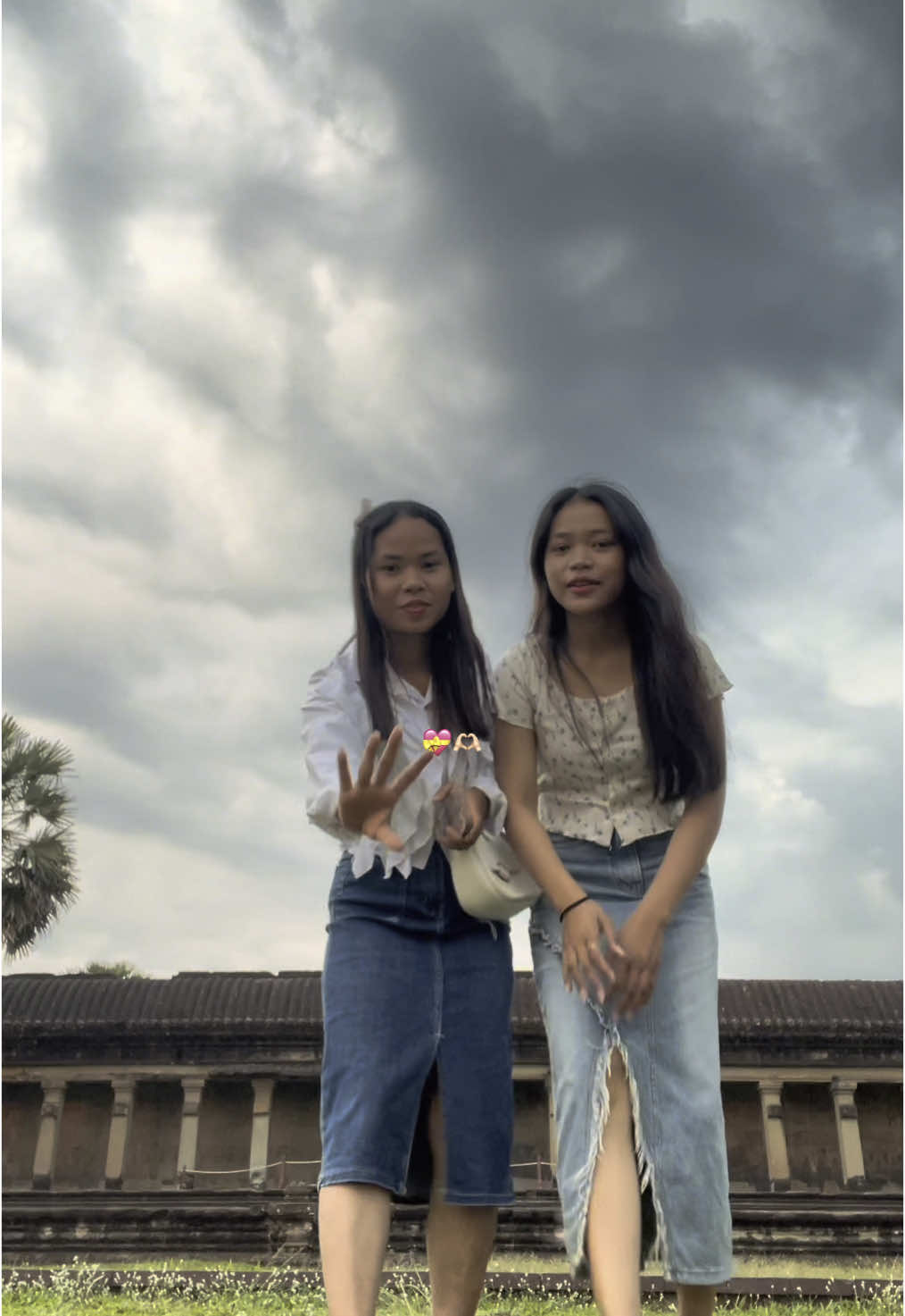 A post by @jisoo_stan__a on TikTok caption: She😻🫶🏻 @Moon #Bestfriend 