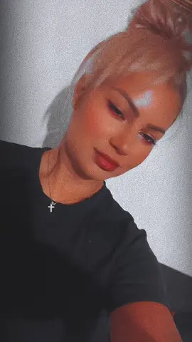 A post by @rebecutzarebe on TikTok caption: Follow aici 🙏❤️@Rebe🥀 