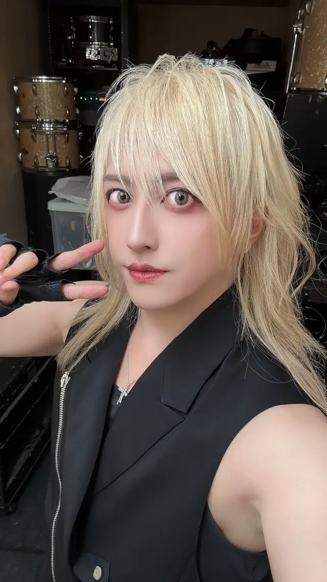 A post by @miura_ayme on TikTok caption: Lately, I’ve been showing up in demon form a lot, but I personally like this style too. What do you think? #miuraayme #obeyme #asmodeus #straykids #felix 