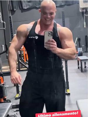 A post by @dannylazzarin on TikTok caption: Il mostro a tre teste 😂💪🏻 #fitness #gymtok #palestra 
