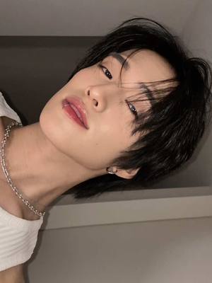 A post by @oshima_ on TikTok caption: 😏