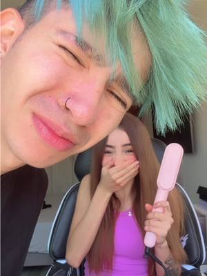A post by @alegalvanv on TikTok caption: Utilice el cepillo alisador viral con mi novio 😍
