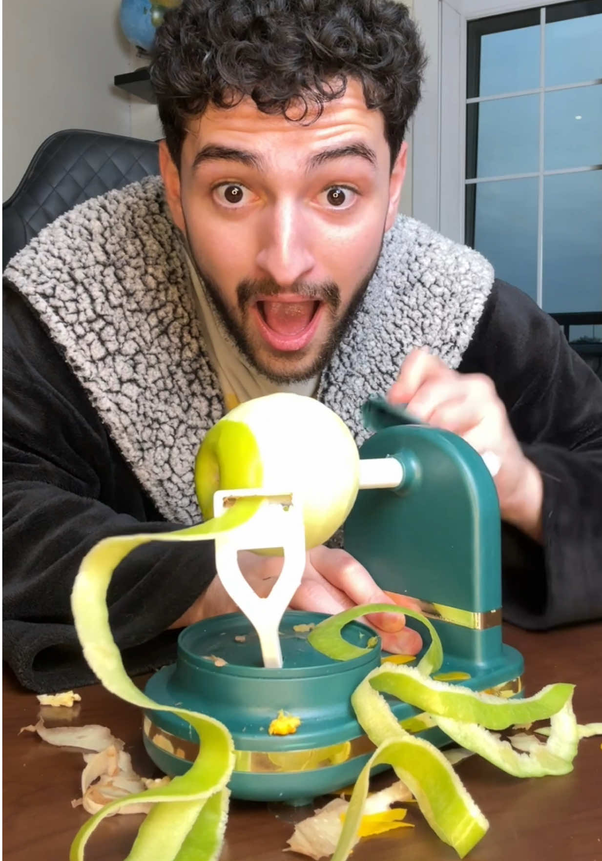 A post by @omar_migo on TikTok caption: ‏ايه رأيكم في الاختراع ده؟ 🍏