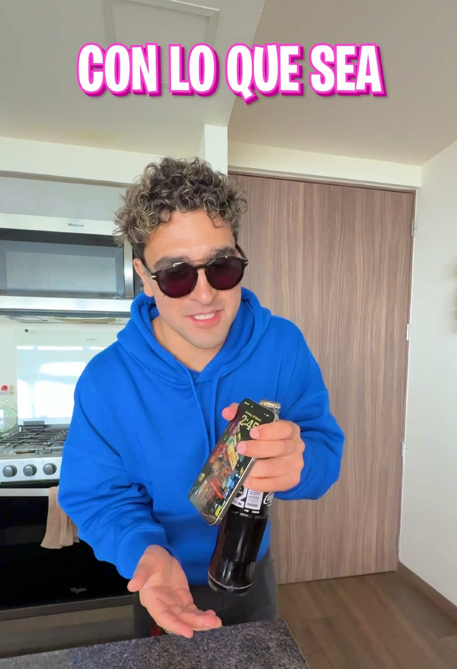 A post by @diosdadojuarez on TikTok caption: Mi telefono se va a romper por abrir la botella asi😵‍💫