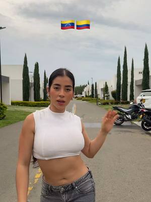 A post by @katy_carrdona on TikTok caption: Colaboración inesperada jajaja @Marian y YA! ✨ @LERMITA 