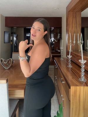 A post by @lozano_gf on TikTok caption: SOY UNA PEQUEÑA SALCHICHITA