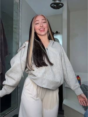 A post by @ivyball0 on TikTok caption: #fypシ 
