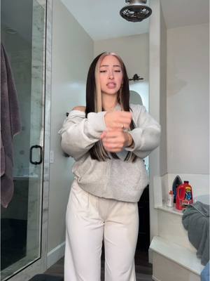 A post by @ivyball0 on TikTok caption: #fyp