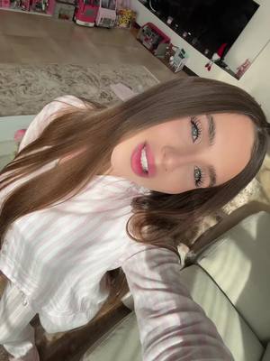 A post by @ladydianka on TikTok caption: Счастлива быть дома 🇺🇦🥰 #rek #girls #hair #ukraine 