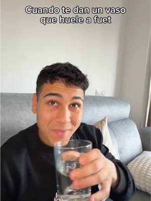 A post by @galesote on TikTok caption: Cuando te dan un vaso que huele a fuet