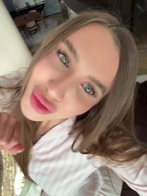 A post by @ladydianka on TikTok caption: Покличте вже мене на танці 🤭😆 #rek #girls #ukraine #hair 