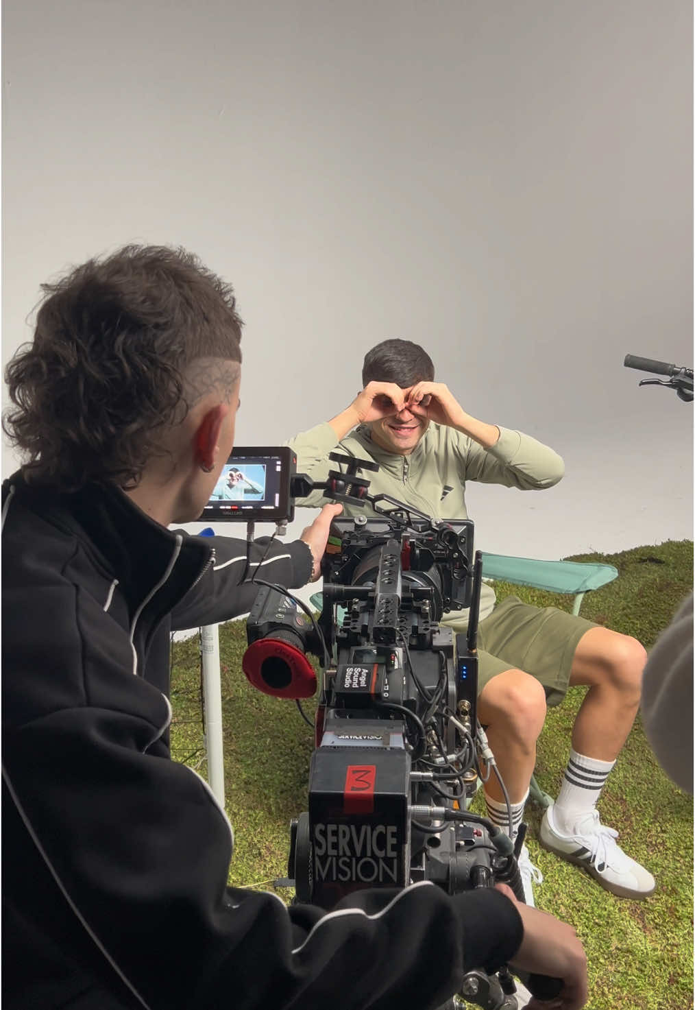 A post by @pedri on TikTok caption: ¿Y a quien no?🤷🏽‍♂️ #fyp #bts #decathlon 