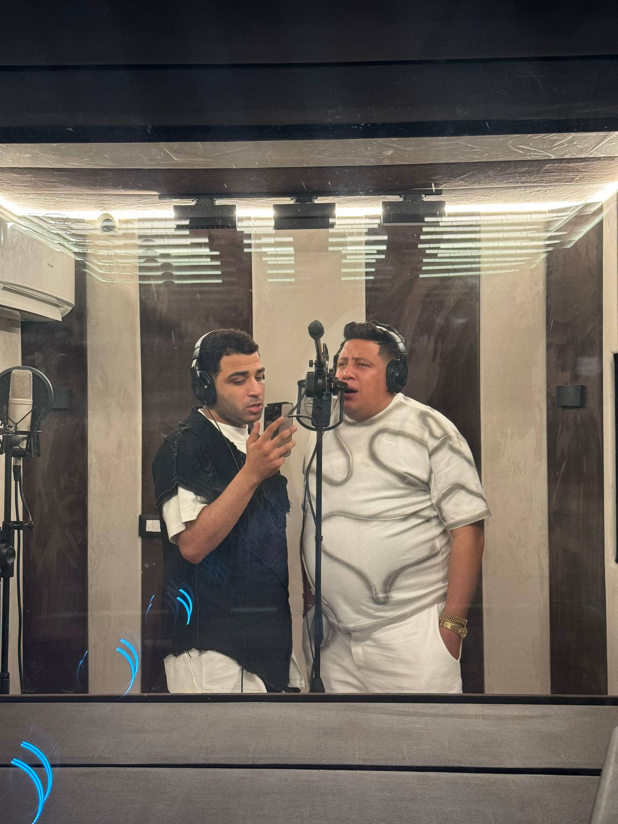 A post by @hamobika on TikTok caption: 🤛🏻🤌🏻
