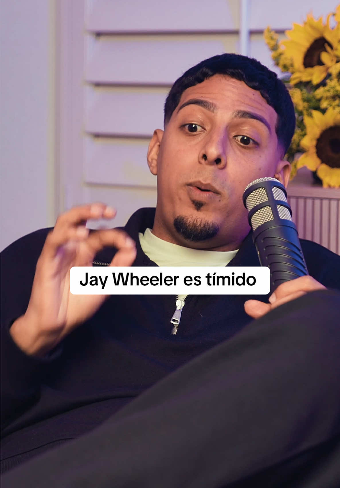 A post by @iamfredeerick on TikTok caption: Ya salió mi segundo podcast con @Jay Wheeler en @RandomChatPR compren pizza y tengan un date viendo este podcast jajajajaja se lo van a disfrutar mucho 😂 #podcasts #jaywheeler #humor #randomchat #flandecoco #comedia 
