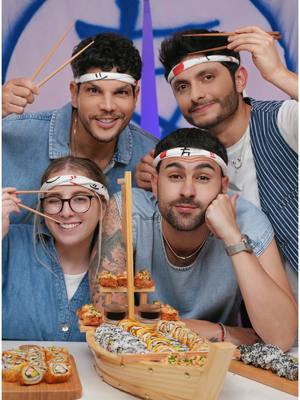 A post by @lasrecetasdesimon on TikTok caption: NOCHE DE SUSHI CON AMIGOS ♥️🍣: Te enseñamos el paso a paso, para que puedas hacer tu propio sushi con tus friends.  • ¡Hacer sushi suena complicado, pero en realidad es un planazo! No solo es súper divertido, sino que terminas con un montón de rollos. Además, si normalmente pides delivery, te sorprenderá lo mucho que puedes ahorrar haciéndolo en casa. Y si lo haces con amigos, prepárate para las risas, los retos de rollos y un festín japonés épico. ¡Manos al alga! 🇯🇵 • 𝕀𝕟𝕘𝕣𝕖𝕕𝕚𝕖𝕟𝕥𝕖𝕤: -   2 Tazas de Arroz para Sushi (Koshihikari) 🍚 -   La cantidad de agua que cubra hasta que pase un dedo por encima (aproximadamente misma cantidad o un poco más) 💦  -   50ml Vinagre de Arroz -   20 g.  Azúcar -   10 g.  Sal • PARA LOS RELLENOS: -  Salmón -  Kanikama -  Camarones  -  Palta o aguacate  -  Queso crema  -  Verdeo o cebollín  • - Algas Nori - Semillas de Sésamo o ajonjolí  - Huevos batidos  - Harina de trigo  - Panko  - Tajadas de plátano maduro  - Salsa de soja  • PROCEDIMIENTO: *   ARROZ: Fuego máximo 11 minutos que hierva. 11 minutos a mínimo, tapado y 15 minutos más, tapado sin fuego.  *  ADEREZO: Mezclamos vinagre, con azúcar y sal, y mandamos al microondas 30 segunditos. Mezclamos con el arroz en una fuente amplia hasta que enfrie. * ARMADO: Si puedes comprar una esterilla, mejor. Enfilmas la esterilla (y si no tenes, usa directo film), poner el alga por encima, y con las manos mojadas le acomodas el arroz. (INDISPENSABLE MOJARSE LAS MANOS, sino se te pega todo!), luego pones toppings, enrollas apretando bien, acomodas bordes y listo. • #sushi #sushiroll #amigos 