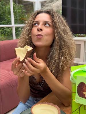 A post by @larissagloor on TikTok caption: Quem é a amiga que topa tudo? kkkkkkk A Páscoa Cacau Show chegou com tudo, e eu já tenho minhas 2 escolhas favoritas: Ovo de Páscoa do Chef Pistache, com casca de chocolate ao leite com pedaços de pistache e recheio cremoso de pistache com pistaches torrados, e o Ovo de Páscoa do Chef Nuts Recheado, com casca de chocolate ao leite com pedaços de amêndoas glaceadas e recheio cremoso sabor doce de leite. São opções deliciosas, recheadissimas, e que trazem sabor e sofisticação para a sua páscoa. E ai, qual você quer provar? 🤎 @Cacau Show #pascoa  