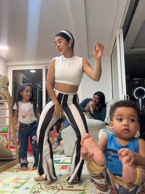A post by @katy_carrdona on TikTok caption: Cuando tu sobrina te insiste para grabar el Tiktok jajajaja
